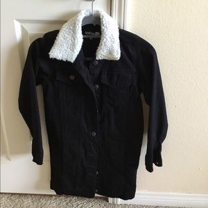 Long denim jacket with fur collar